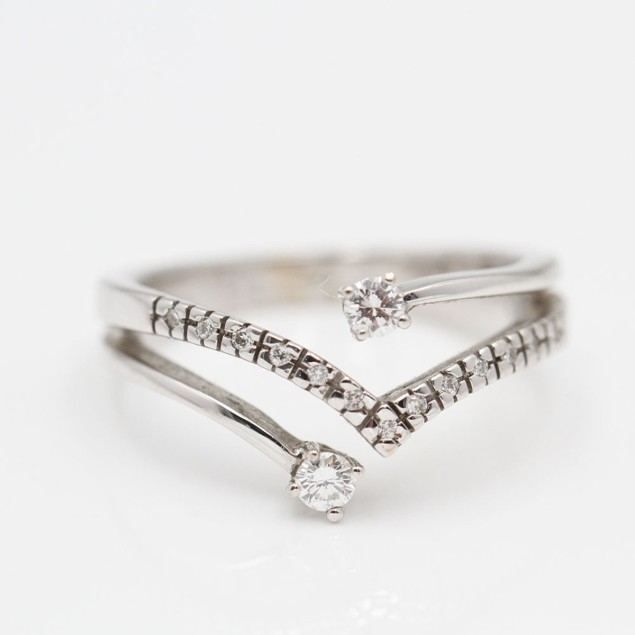 Anillo forma v de oro con diamantes...