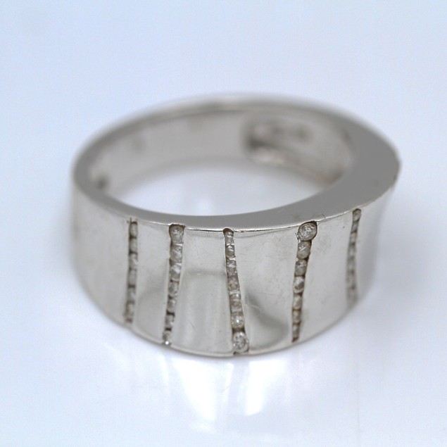 Anillo irregular de oro con diamantes...