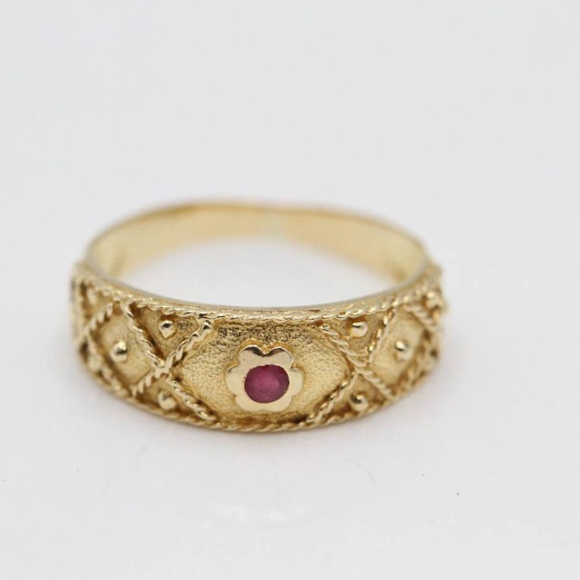 Anillo sogueado de oro con rubí de...