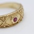 Anillo sogueado de oro con rubí de segunda mano