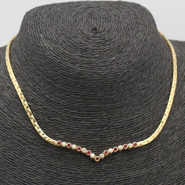 Collar de oro con rubíes y diamantes...