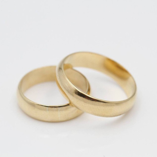 Pareja de alianzas lisas de oro de...