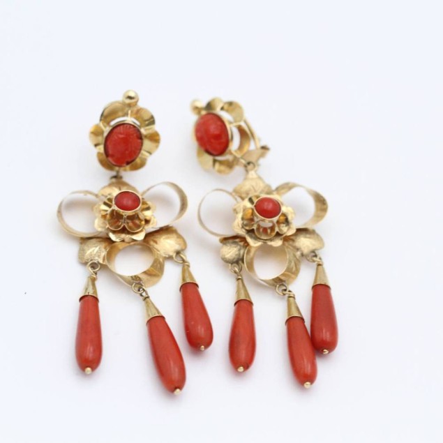 Pendientes de oro con corales rojos...