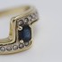 Anillo zig zag de oro con zafiro y circonitas segunda mano