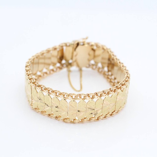 Pulsera articulada labrada de oro de...