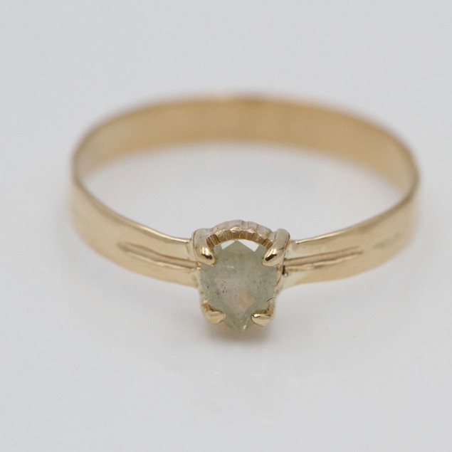 Anillo de oro con diamante amarillo...