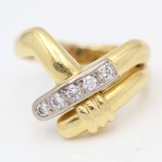 Anillo forma V de oro con diamantes...