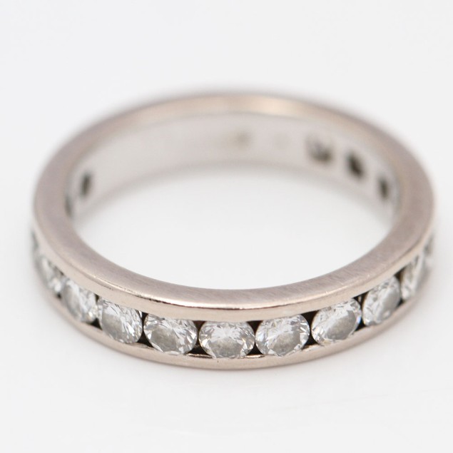Aliança d´or blanc amb diamants de... Aliança d´or blanc amb diamants de...