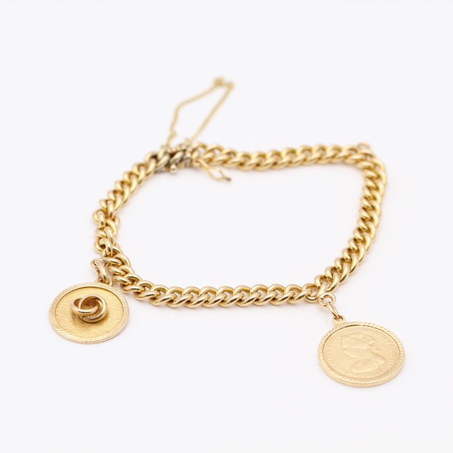 Pulsera barbada con colgantes de oro...