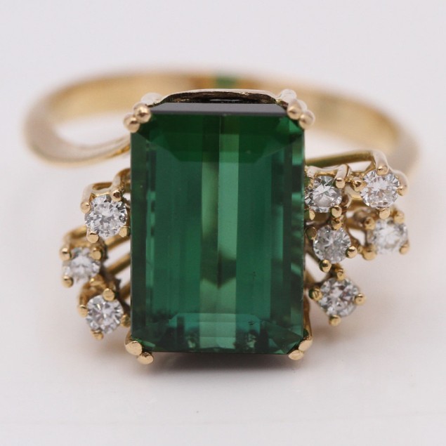 Anillo de oro con diamantes y gema...