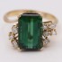 Anillo de oro con diamantes y gema verde de segunda mano