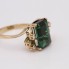 Anillo de oro con diamantes y gema verde de segunda mano