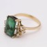 Anillo de oro con diamantes y gema verde de segunda mano