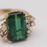 Anillo de oro con diamantes y gema verde de segunda mano