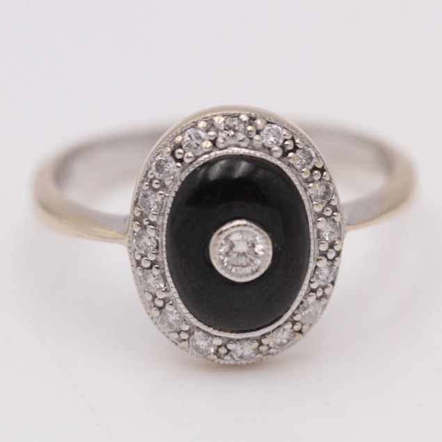 Anillo rosetón de oro con ónix y...