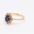 Anillo rosetón de oro con zafiro y circonitas de segunda man