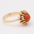 Anillo estilo vintage de oro con coral de segunda mano
