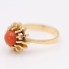 Anillo estilo vintage de oro con coral de segunda mano