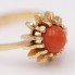 Anillo estilo vintage de oro con coral de segunda mano