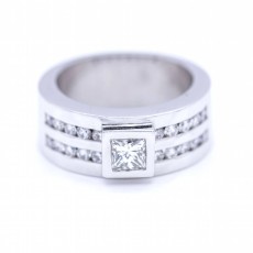 Bague en or blanc avec diamant taille princesse. Neuf