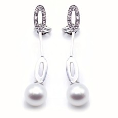 Boucles d\'oreilles longues en or blanc et perles. Tout neuf