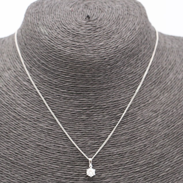 Collar solitario TASAKI de platino y...