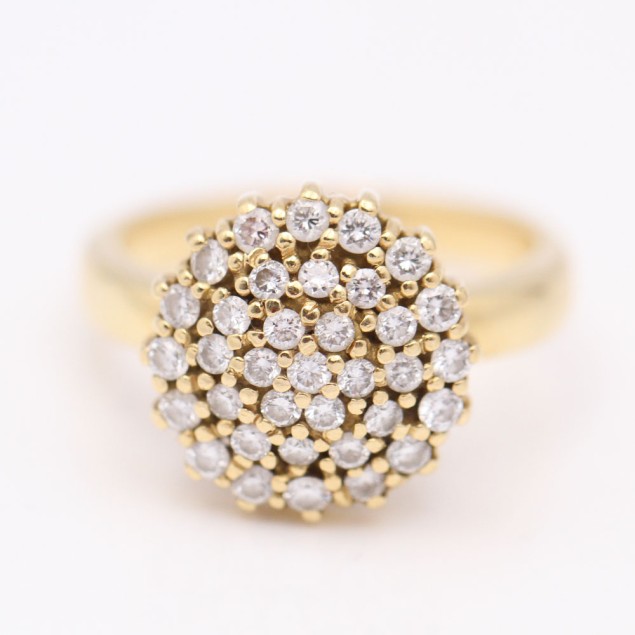 Anillo rosetón de oro con diamantes...