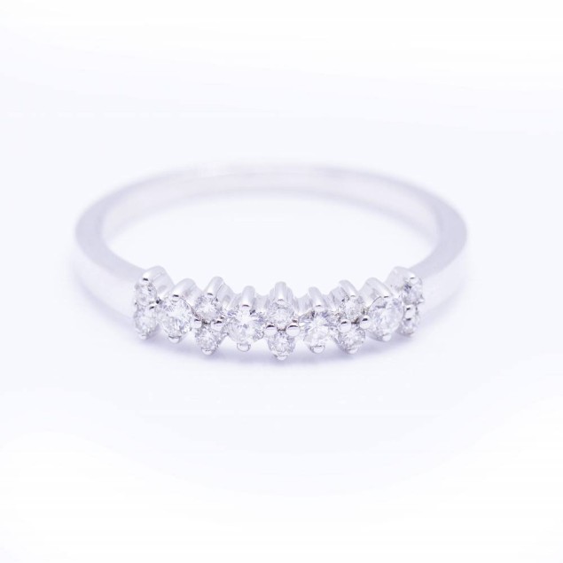 Bague en or blanc et diamants. Neuve