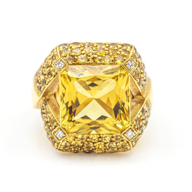 MYANMAR Bague en or jaune et saphir....