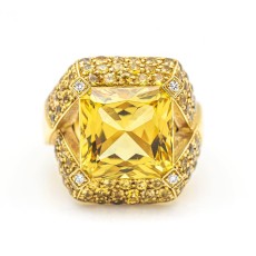 MYANMAR Bague en or jaune et saphir. Nouveau