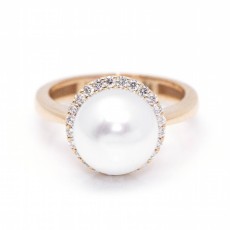 Bague en perles et diamants. Nouvellement créée