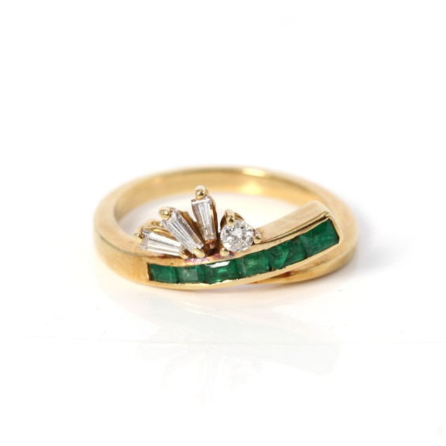 Bague croix en or 18k avec émeraudes...
