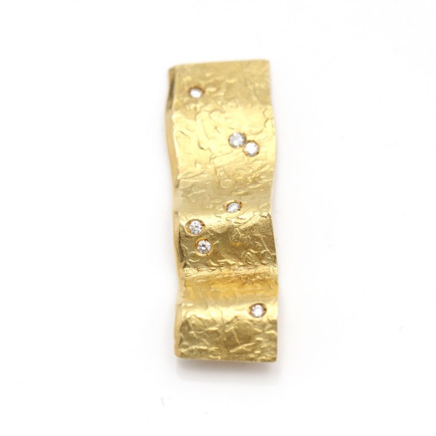 Pendentif en or 18k texturé avec...