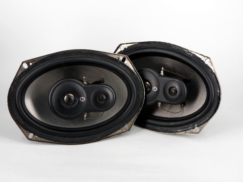 E205100-altavoces-auto-coche