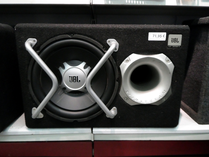 E213222-jbl-altavoz-subwoofer-coche
