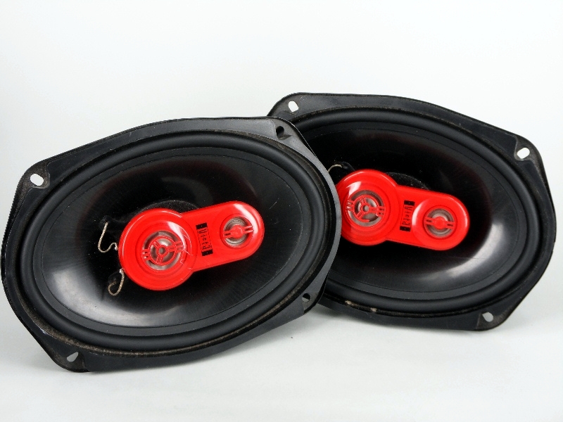 E216080-coche-altavoces-vieta